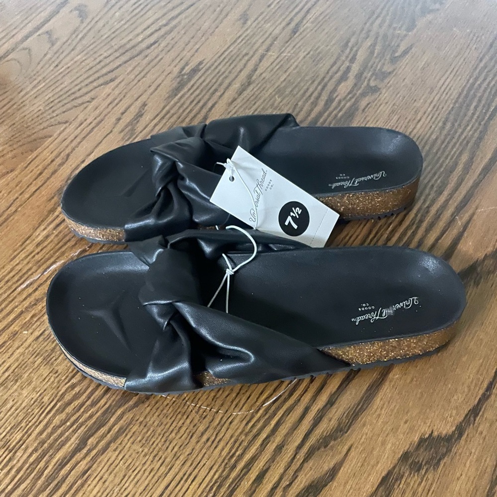 Universal threads black slip on sandals